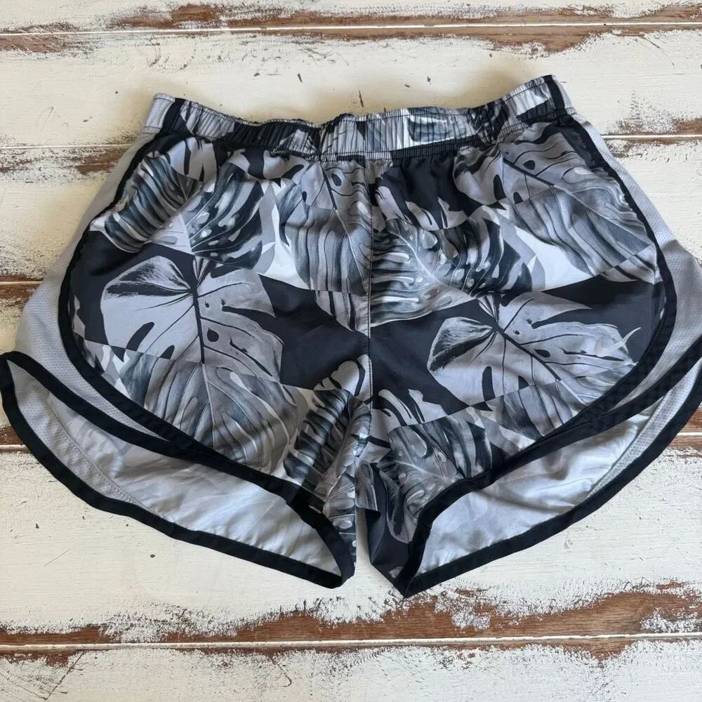 Nike dri fit black gray leaf pint running Women’s short size medium